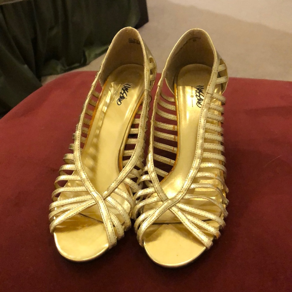 Golden high heels 👠✨